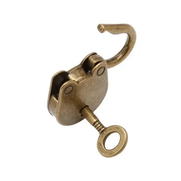 Déverrouillez le charme du passé avec cette mini serrure et cadenas à clé vintage en métal