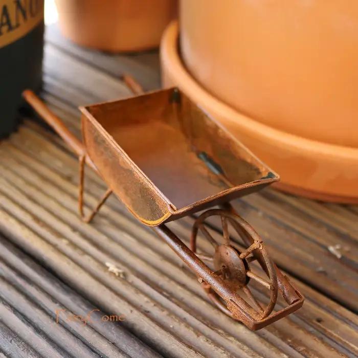 Brouette miniature pour jardin féerique