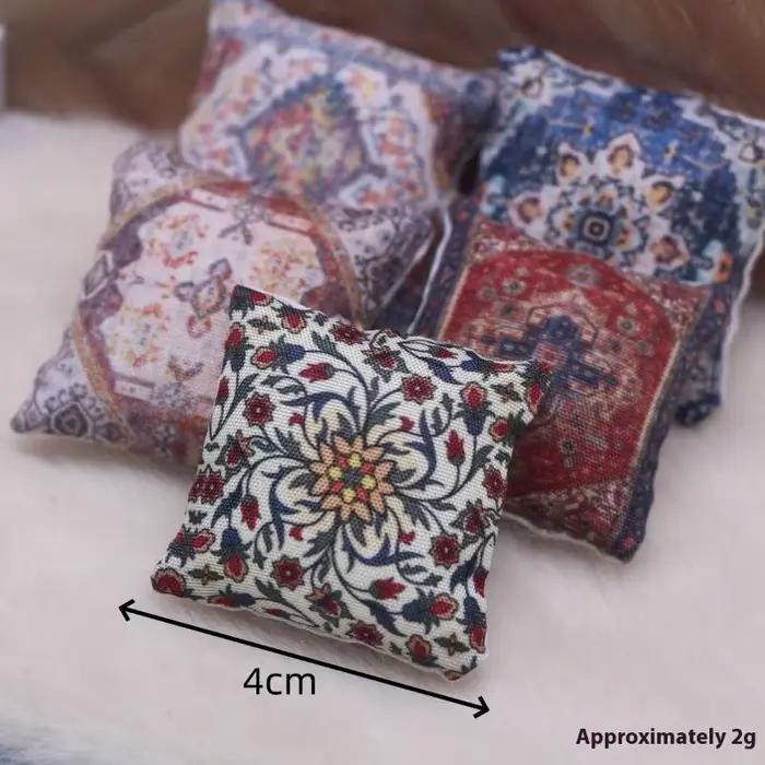 Paquet de deux coussins Boho Chic miniatures à l'échelle 1/12 pour meubles de maison de poupée