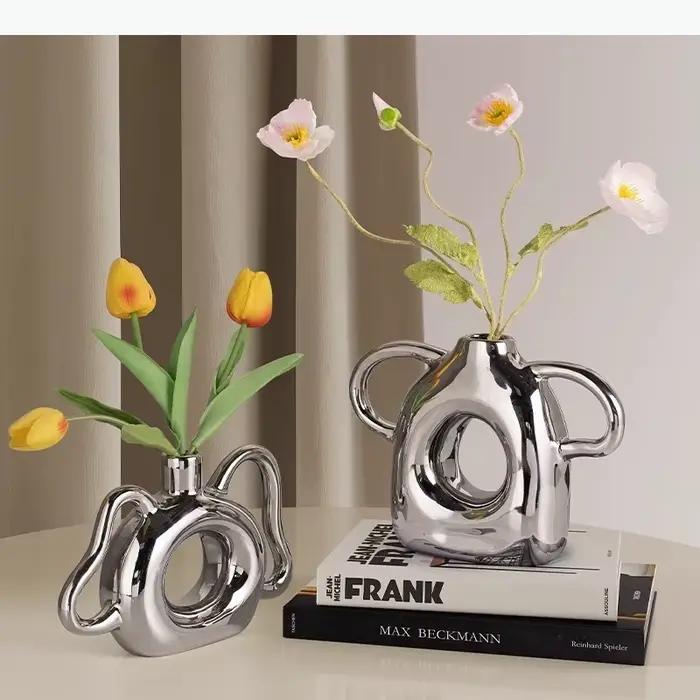 Vases en céramique avec poignée