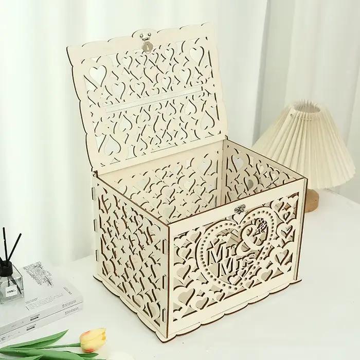 Boîte en bois évidée pour cartes de mariage