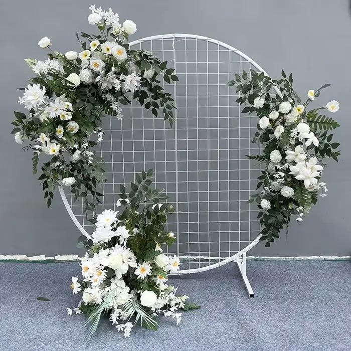 Rangée de fleurs artificielles