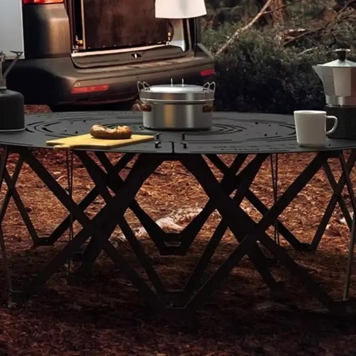 Table d'extérieur minimaliste au sol