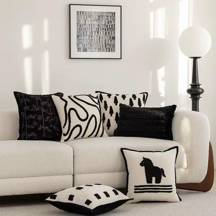 Housse de coussin tuftée noire et blanche, taie d'oreiller géométrique brodée, housse de coussin décorative en chenille de luxe pour canapé