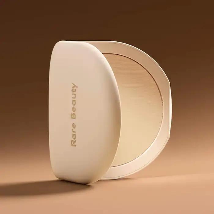 Rare Beauty Stay Genuine Shaded Compact Setting Powder : Poudre fixatrice compacte qui adoucit rapidement, unifie le teint, procure un éclat naturel et fixe le maquillage pour un look quotidien délica