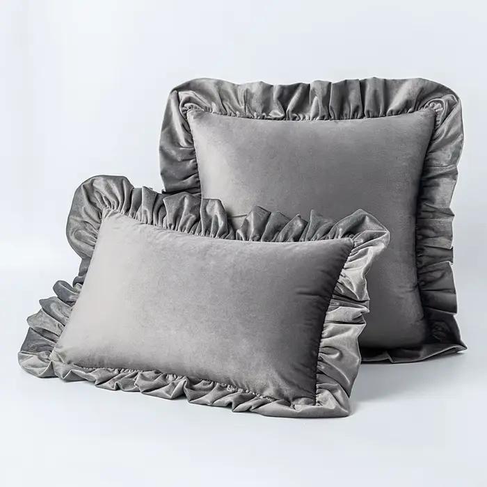 Housse de coussin en velours à volants