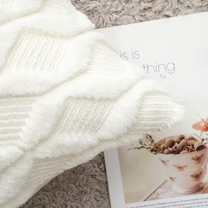Housse de coussin en peluche blanche