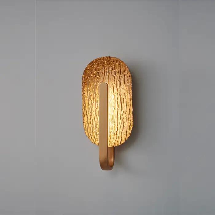 Couloir de luxe et minimaliste, salle d'escalier, paire de salon, mur de fond, chambre principale, applique murale de chevet
