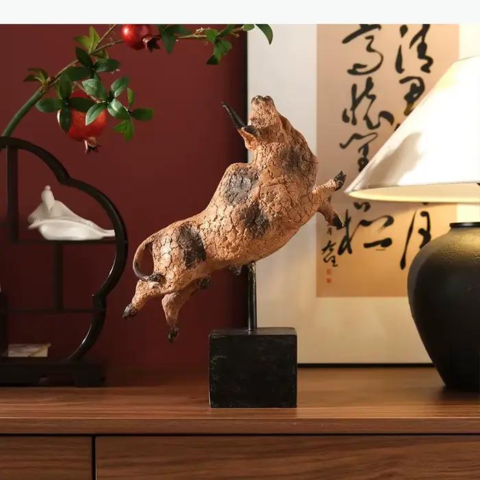 Statue de taureau en matière organique avec texture craquelée pour bureau et décoration d'intérieur animalière moderne