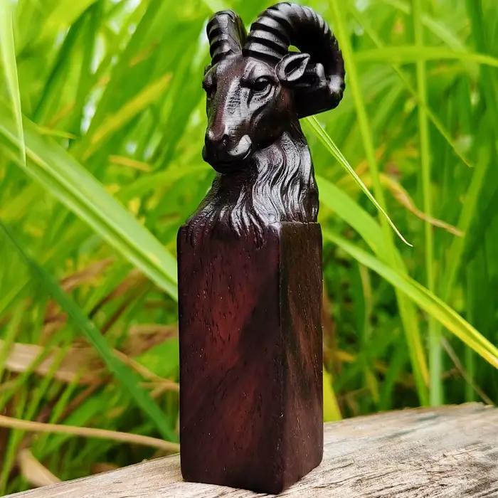 Ornement sculpté en forme de tête de mouton