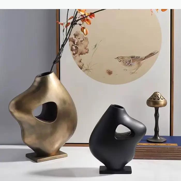 Vase abstrait irrégulier en chine vitreuse modern style pour décoration intérieure vase de table unique ornement pour maison occasions spéciales