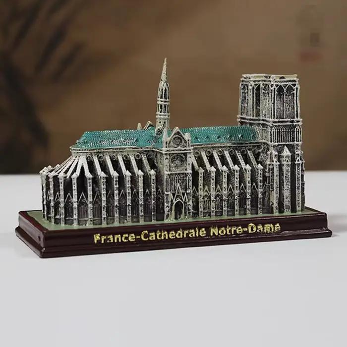 Ornement décoratif rétro, artisanat rwde renommée mondiale, modèle de la cathédrale Notre-Dame à Paris, France