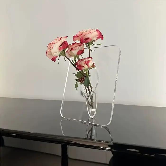 Décoration d'intérieur classique : Vase transparent pour arrangement floral