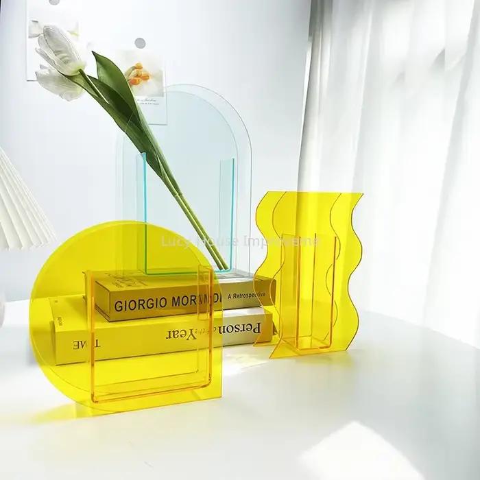 Vases en acrylique arc-en-ciel pour documents