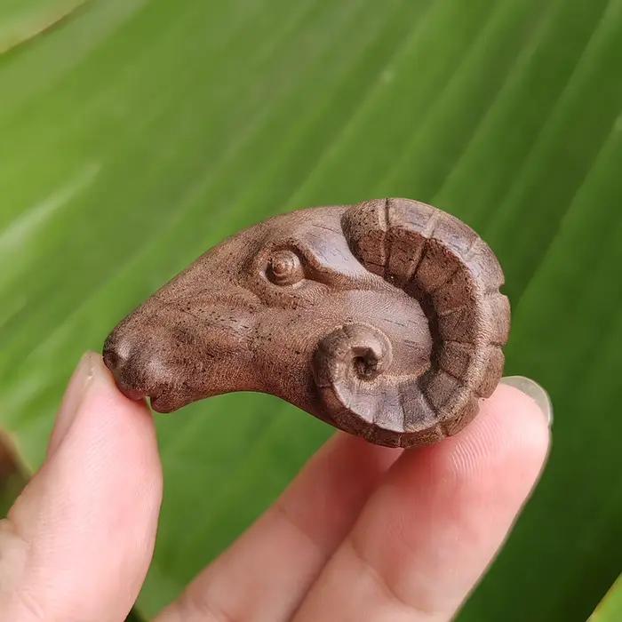 Ornement en bois sculpté à la main en forme de tête de mouton de 1