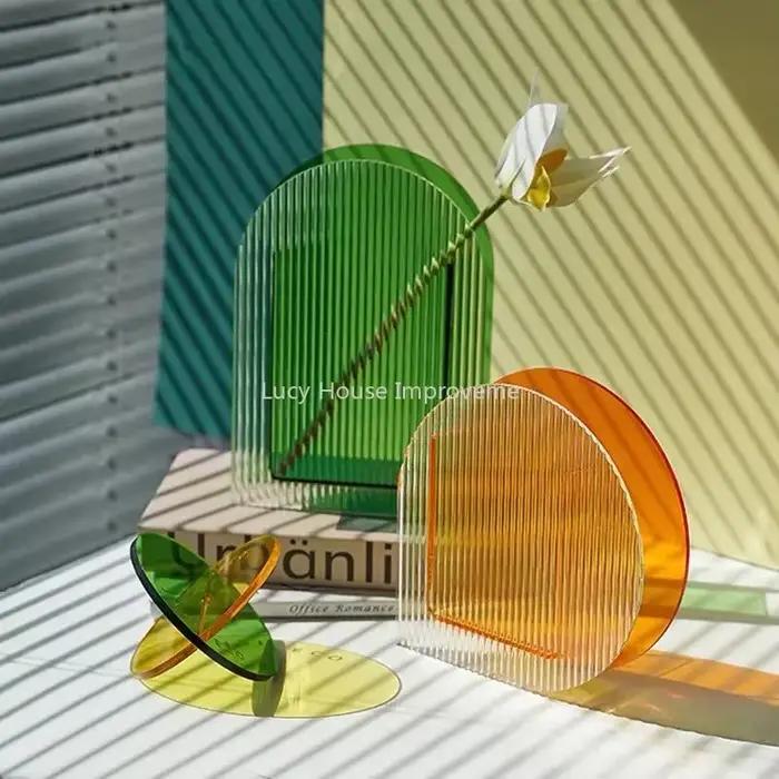 Vases en acrylique arc-en-ciel pour documents