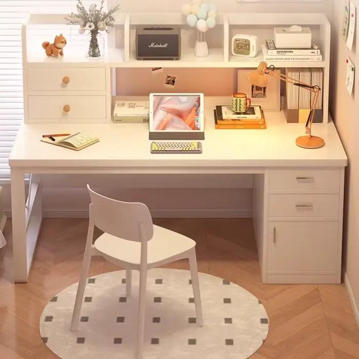 Bureau moderne en bois avec tiroirs et composants fonctionnels pour bureau à domicile et espaces de travail professionnels