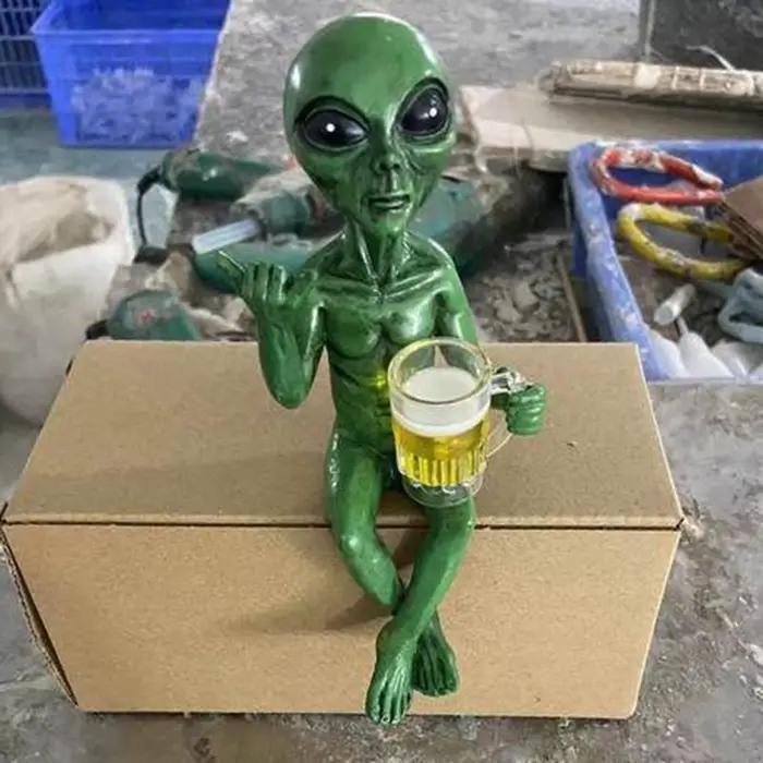 Statue d'alien buvant de la bière en résine