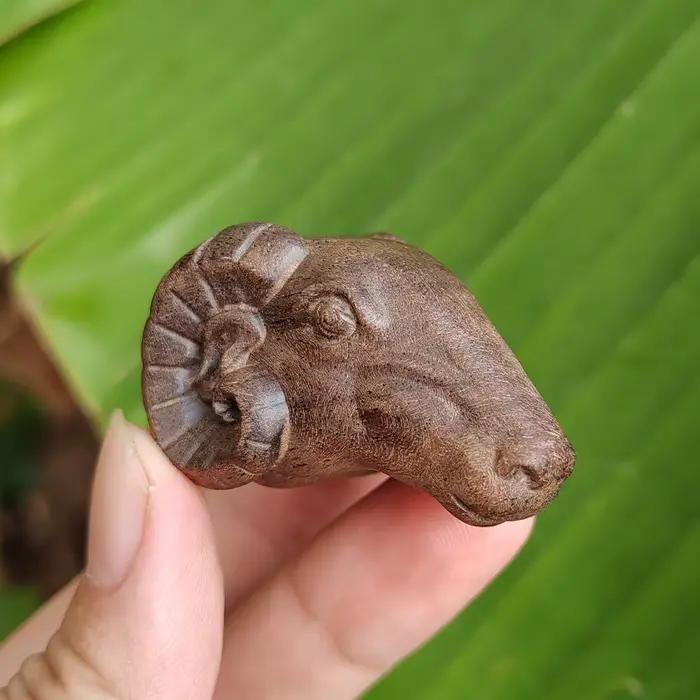 Ornement en bois sculpté à la main en forme de tête de mouton de 1