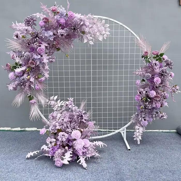 Rangée de fleurs artificielles