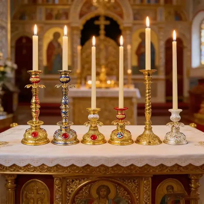 Ensemble de chandeliers d'église orthodoxes orientaux plaqués or avec accents en émail rouge et bleu pour la liturgie chrétienne et la décoration d'autel domestique