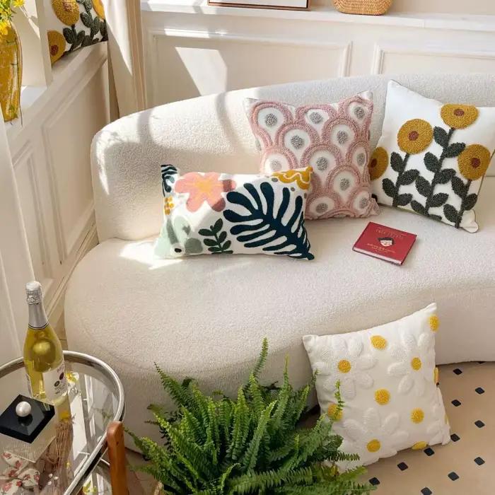 Juste de coussin tuftée avec broderie florale pour canapé