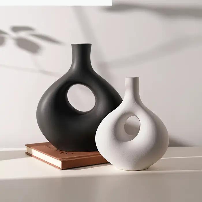 Vase en céramique blanche moderne ajouré pour composition florale et décoration d'intérieur en céramique durable pour la maison occasions spéciales