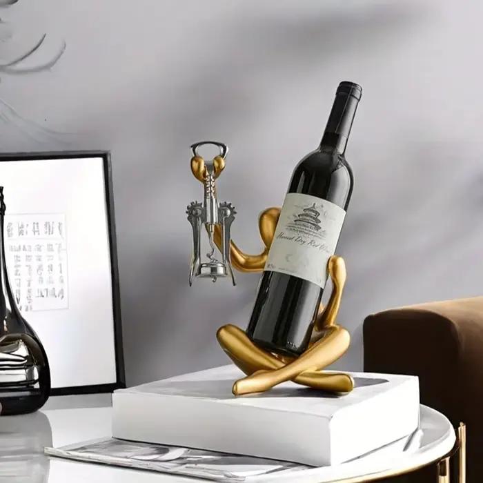 Porte-bouteille de vin rouge avec personnage abstrait créatif