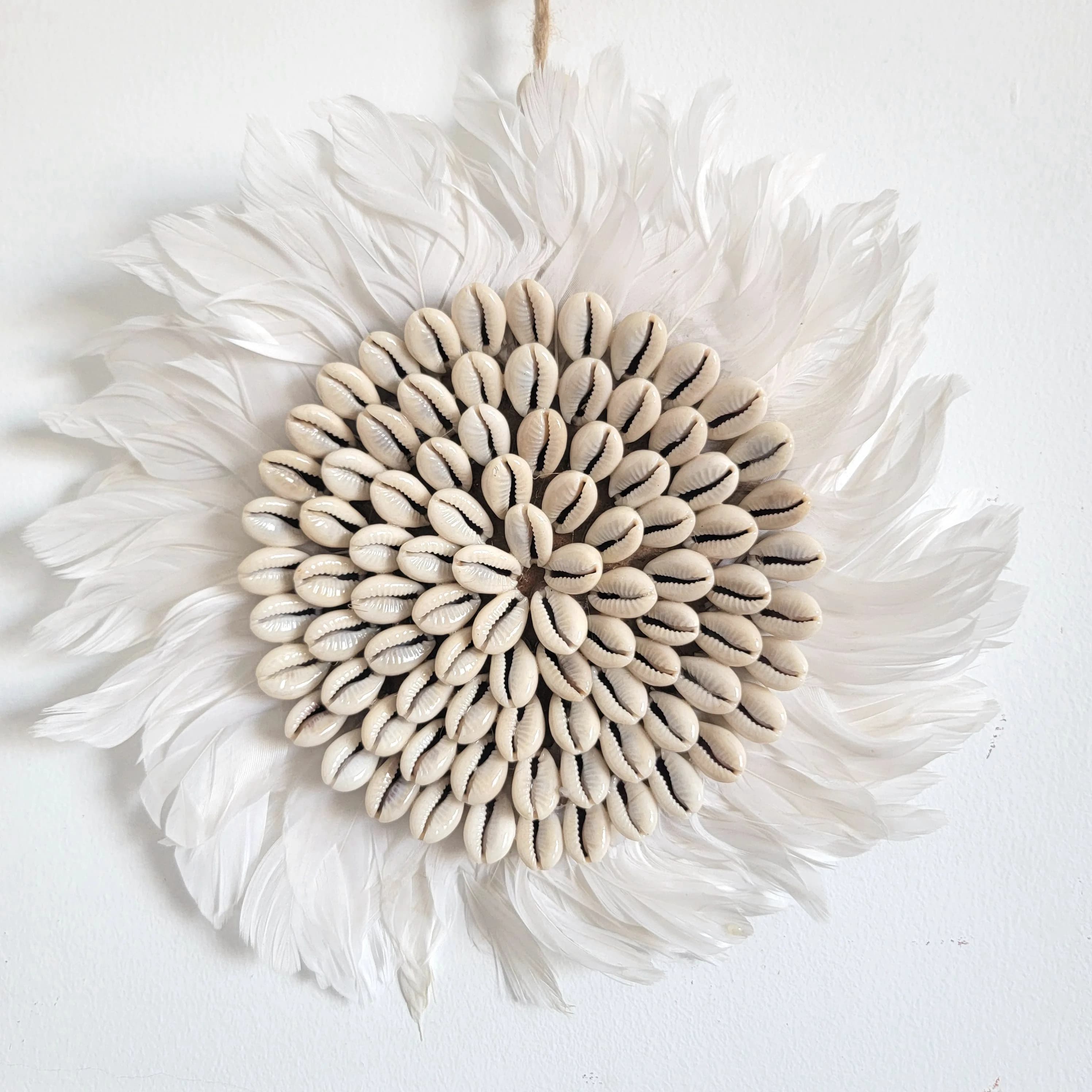 Décoration d'intérieur : Coquillage décoratif JUJU HAT avec plumes – Décoration murale unique en coq