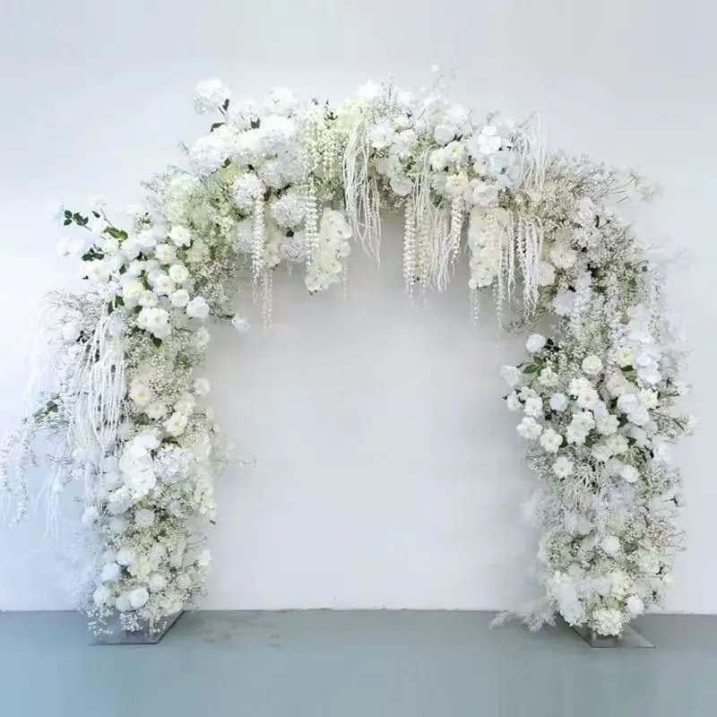 Arche de mariage élégante en roses blanches, magnifique décor floral pour des mariages romantiques