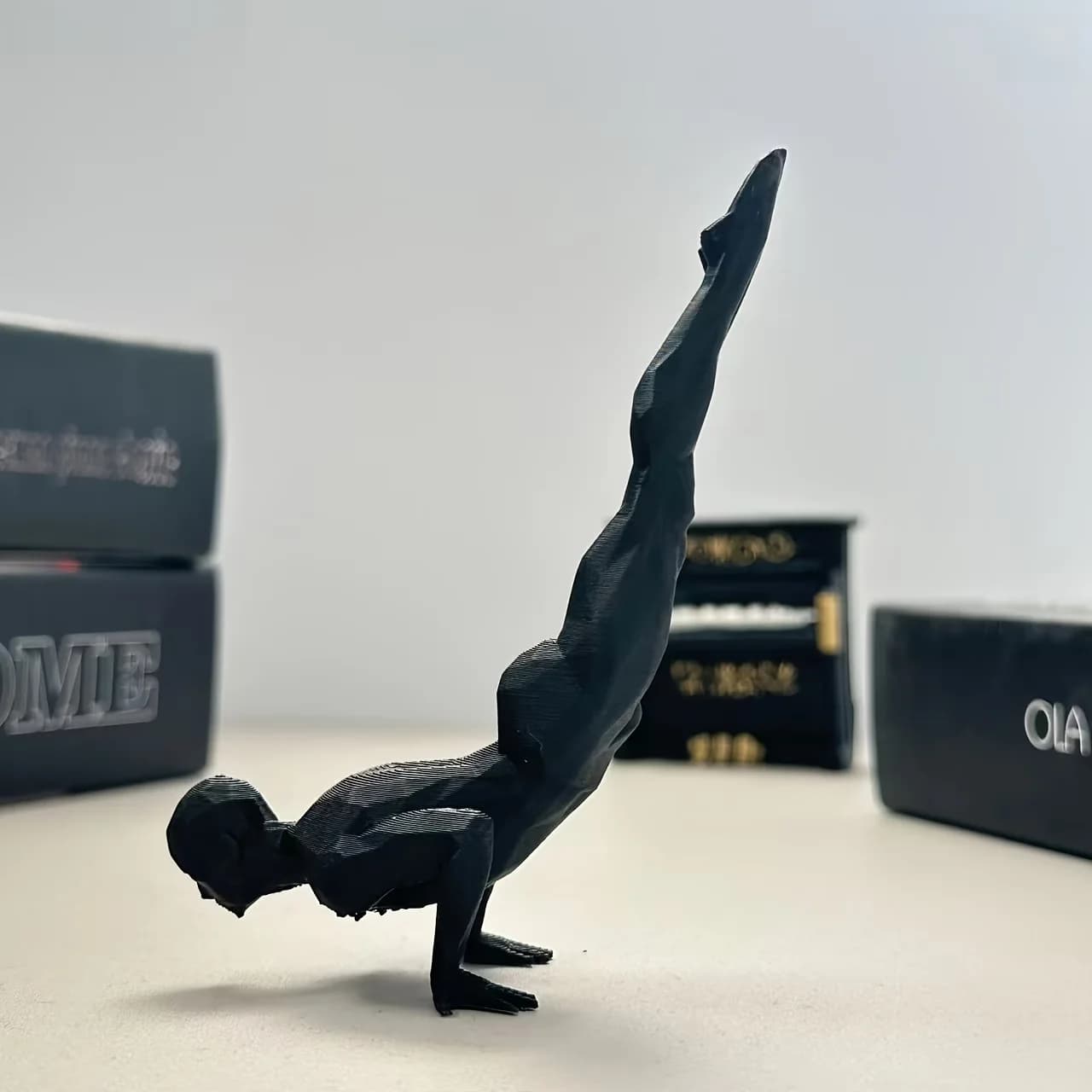 Statues de yoga inversées, mini-statues et décorations de table en sculpture noire