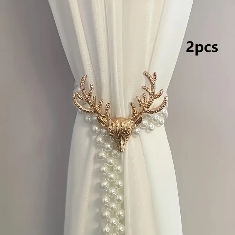 Une paire d'embrasses de rideaux avec des décorations de cerf et de perles artificielles, utilisées 
