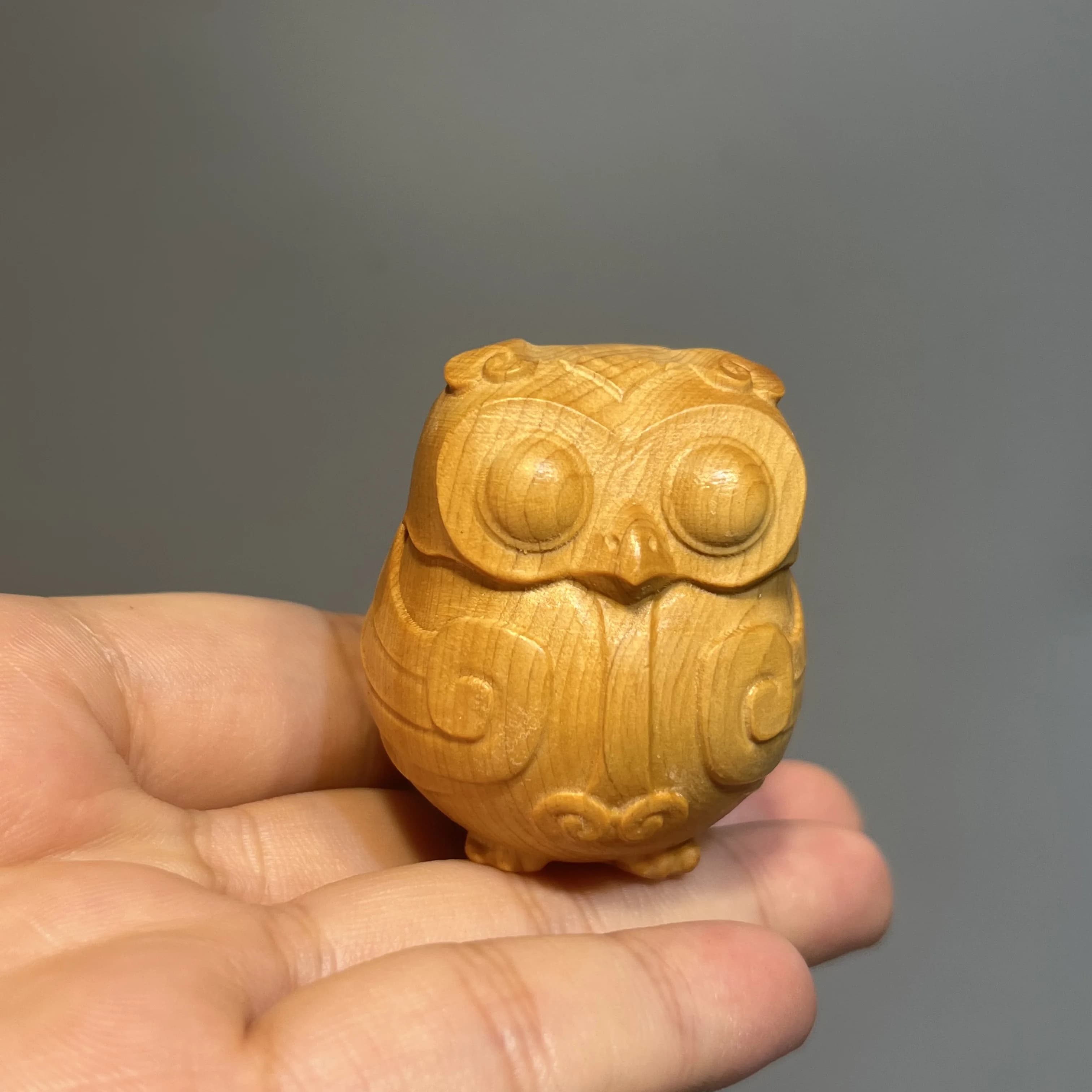 Adorable mini sculpture de hibou – Art en bois fabriqué à la main – Décor de bureau intrincement dét