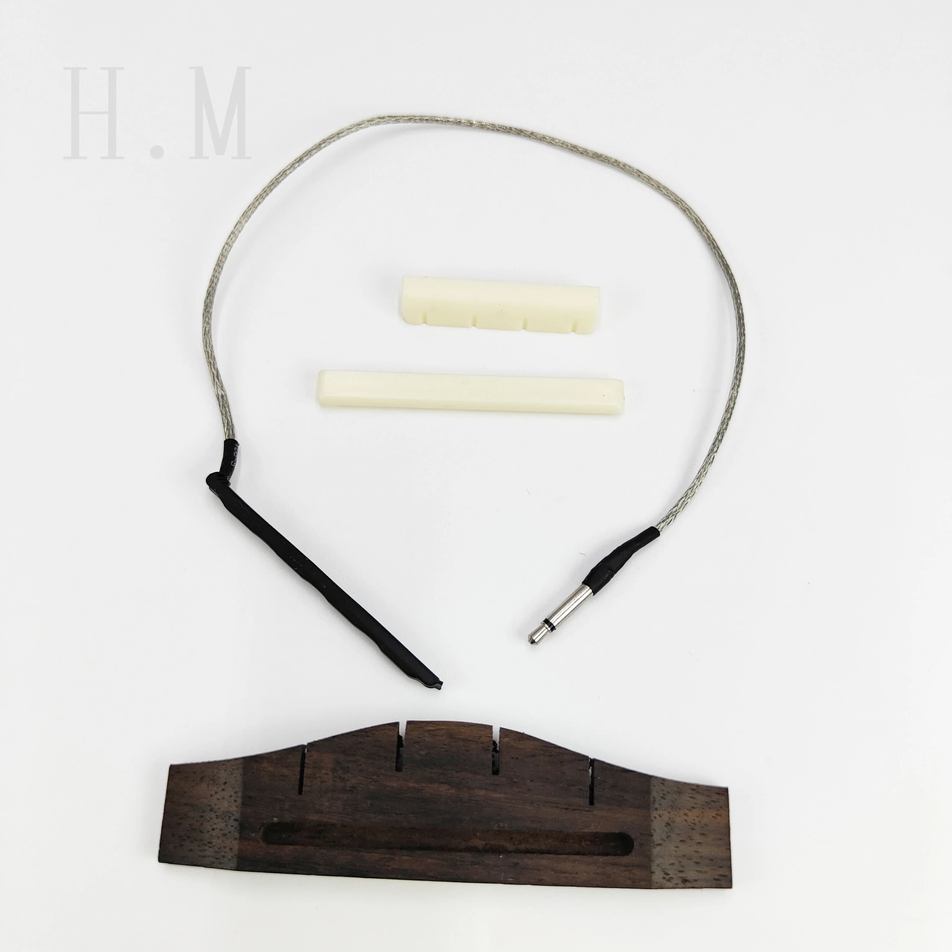 1 ensemble d'accessoires pour ukulélé : pont pour ukulélé + coussinets supérieurs et inférieurs pour
