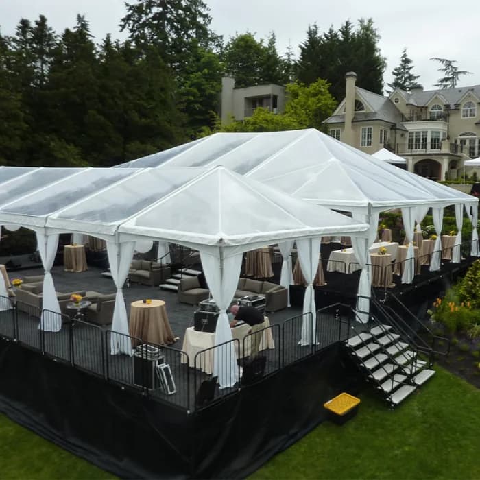 Centre d'événements à structure noire, principalement destiné aux mariages et aux fêtes en plein air