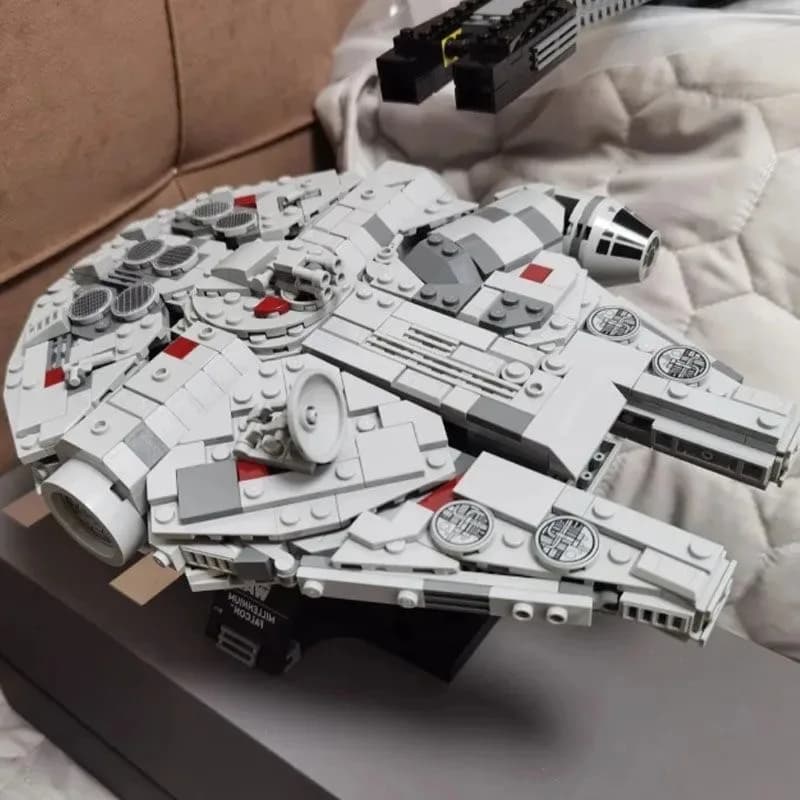 Kit de construction de collection : Le Millennium Falcon – Style classique, ornement de bureau, cade