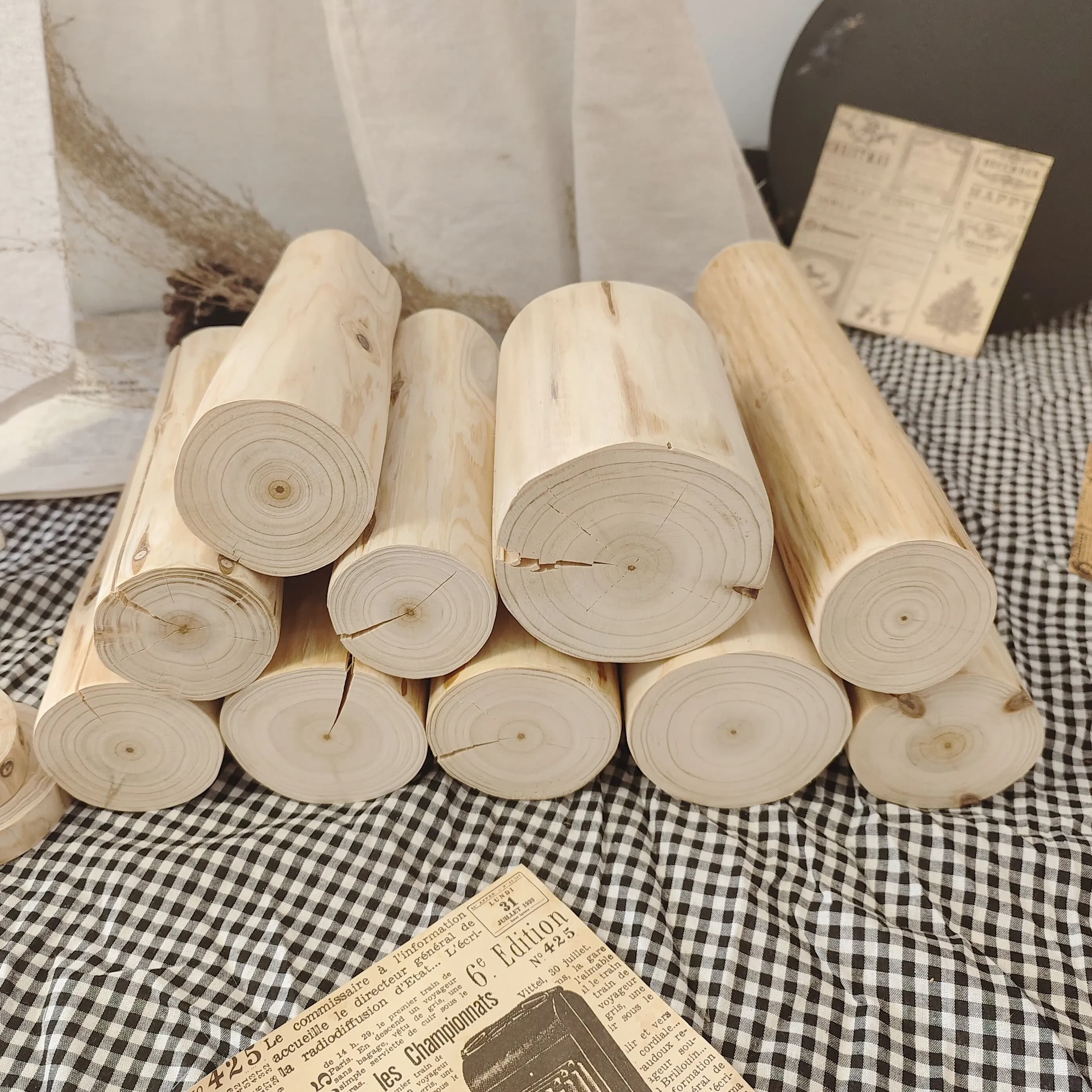 Troncs, tranches, souches et poteaux décoratifs en bois de sapin décortiqué pour décoration de chemi