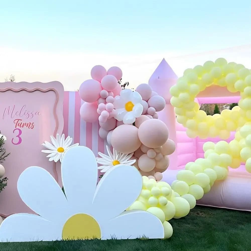 Mur de fond de fiançailles blanc, bricolage, découpe en carton, mignon, mousse, marguerite, arrière-plan de fête, marguerite exquise, décor d'anniversaire pour enfants