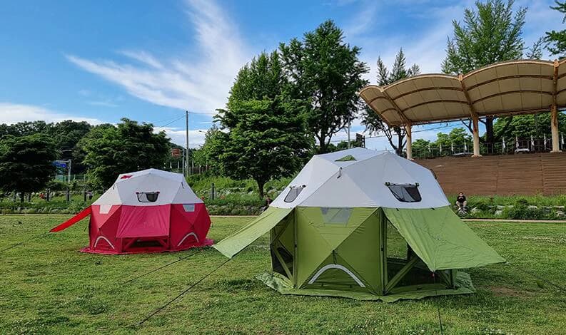 Tente de camping pop-up au design unique avec déploiement activé par la chaleur.