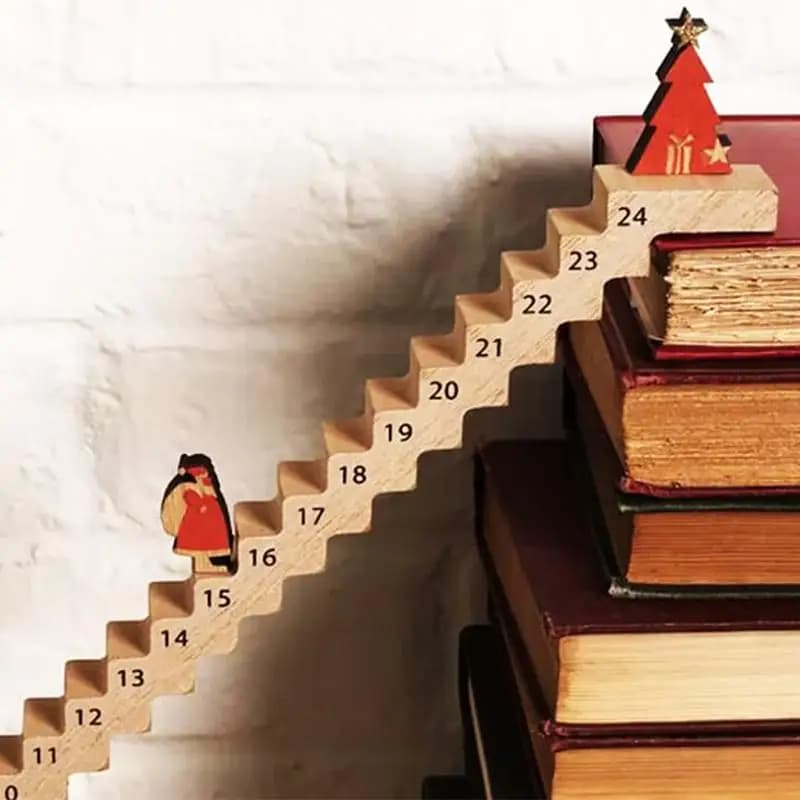 Escaliers en bois du Père Noël grimpant, calendrier de l'avent de voyage, calendrier de compte à rebours de Noël, décor de bureau en bois