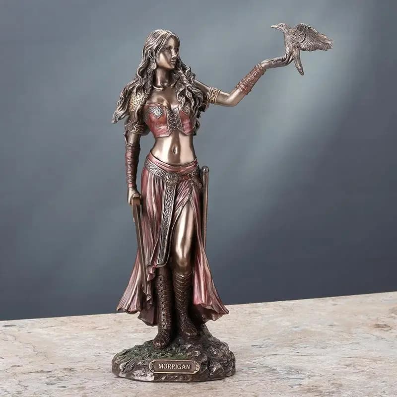 Statues en résine de haute qualité Morrigan, la déesse de la bataille, avec corbeau et finition bronze, pour la décoration de la maison