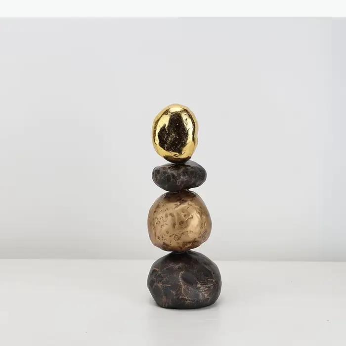 Statue d'empilement de pierres simulées en matières organiques finement plaquées or pour bureau ou maison, décoration artisanale moderne et personnalisable