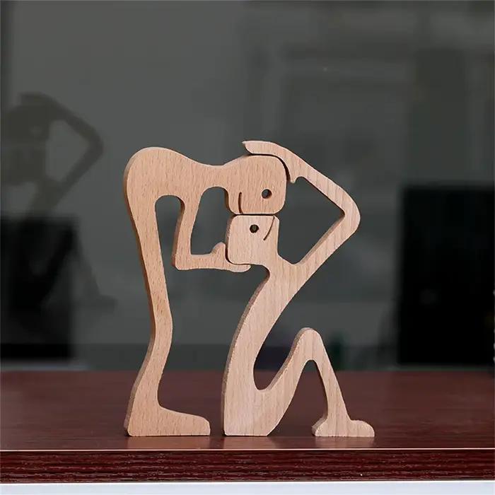 Figurine artisanale en bois de chien et d'humain
