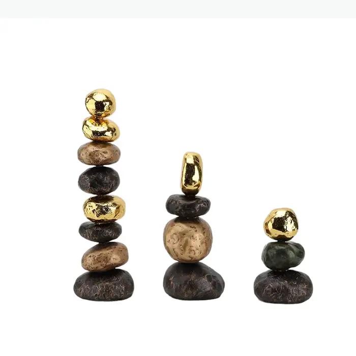 Statue d'empilement de pierres simulées en matières organiques finement plaquées or pour bureau ou maison, décoration artisanale moderne et personnalisable