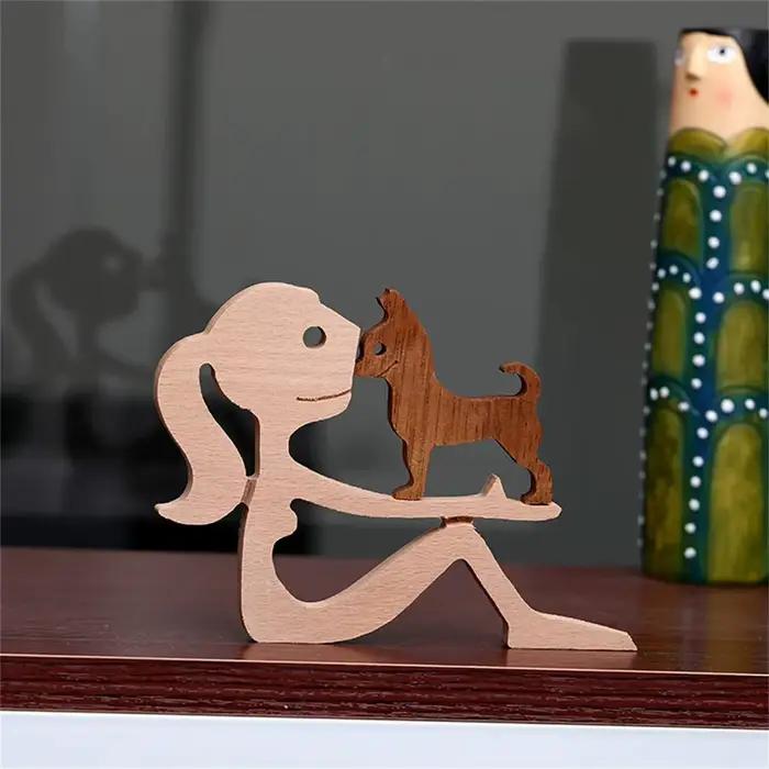 Figurine artisanale en bois de chien et d'humain
