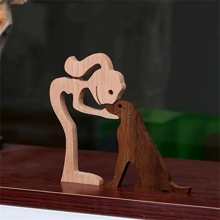 Figurine artisanale en bois de chien et d'humain