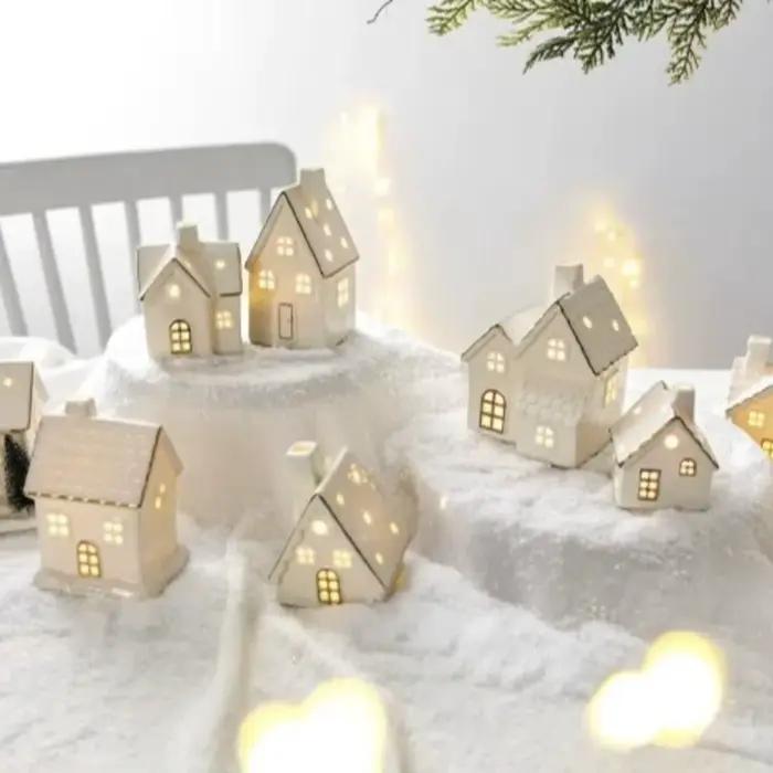 LED éclairer les maisons de Village de noël blanc avec des arbres