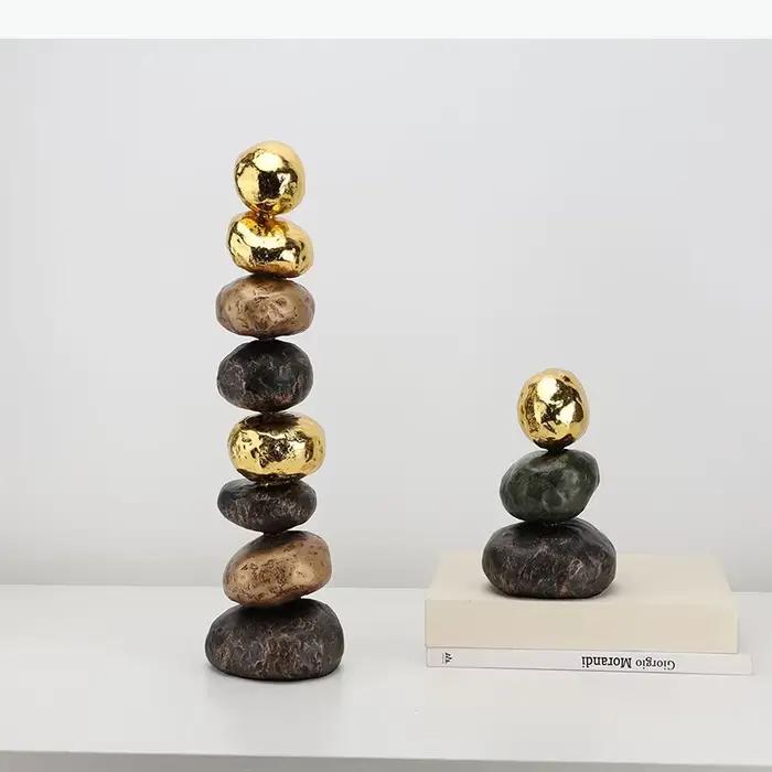 Statue d'empilement de pierres simulées en matières organiques finement plaquées or pour bureau ou maison, décoration artisanale moderne et personnalisable