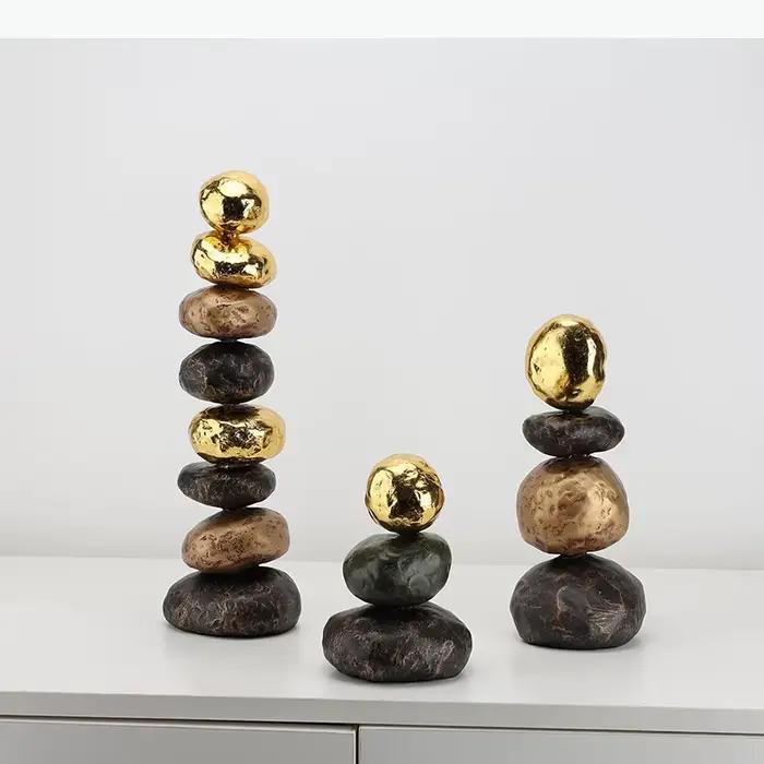 Statue d'empilement de pierres simulées en matières organiques finement plaquées or pour bureau ou maison, décoration artisanale moderne et personnalisable