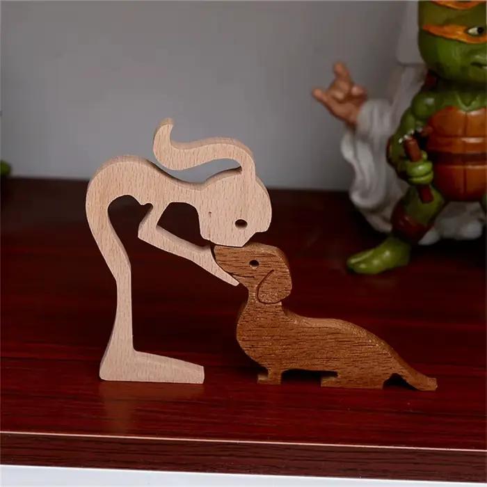 Figurine artisanale en bois de chien et d'humain
